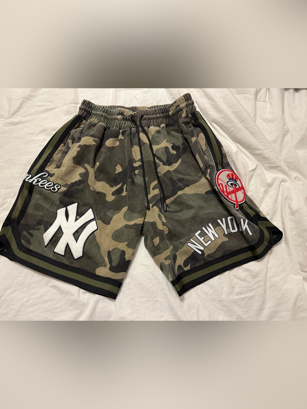 Pro Standard NY Yankees Camo Shorts 2XL Embroidered Logo Streetwear - Picture 3 of 8